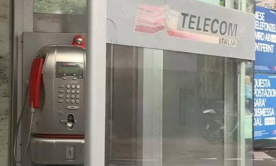 Werden spästestens Ende 2023 zur Vergangenheit angehören: Telefonkabinen in Italien... (Bild: © rainews.it)