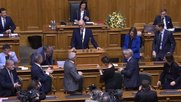 Der neue Bundesrat Martin Pfister nimmt die Gratulationen nach der Wahl entgegen... (Screensot Bundesk./SRF)