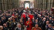 Mehr als 2'000 Gäste waren am Montag in die Westminster Abbey zum Staatsbegräbnis geladen...      (Bild: Screenshot BBC)