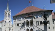 FDP-Stadtrat Tom Berger wähnte sich am Donnerstag im Berner Rathaus in einer «Satire». (Bild © Wikipedia))
