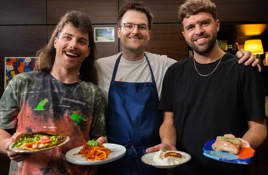 Noah testet mit Sidekick Luca (links) und Gastro-Buddy Nico die neusten Tiktok-Food-Trends... (Bild: © Warner Nattiel / Seven.One)