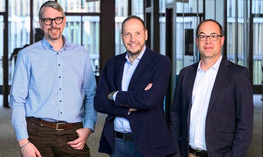 Laurent Gilliéron, Stv. Chefredaktor und Leiter Visuelles, Federico Bragagnini, Chefredaktor, und Sandro Mühlebach, Stv. Chefredaktor und Leiter deutschsprachige Redaktion... (v.l.; Foto: © Keystone / C. Beutler)