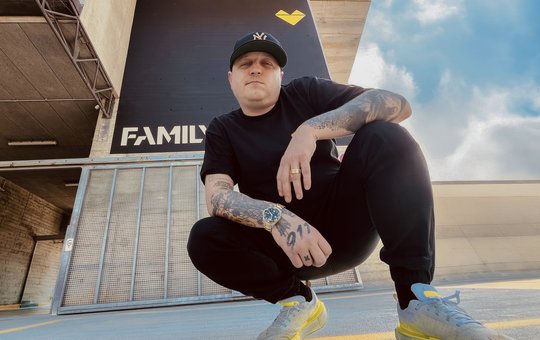 Kam vor einem Jahr und hat Family gleich stark geprägt: Flo Weitzel, neuer Executive Creative Director... (Bild: Family/zVg)