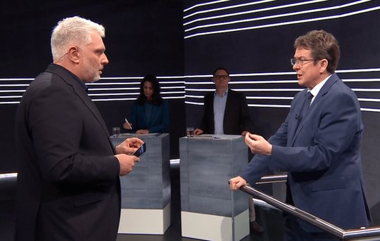 Schonte den Medienminister nicht: Sandro Brotz (l.) stellte Albert Rösti durchaus unangenehme Fragen...   (Bild: Screenshot/SRF-Arena)