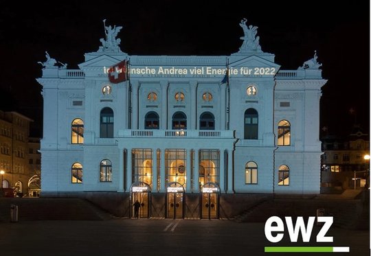 200 Vornamen zusammen mit guten Wünschen wurden auf historische Bauwerke in Zürich projiziert...             (Bild: EWZ)