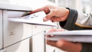 In Amsterdam findet man keine «Stopp Werbung»-Kleber an den Briefkästen, sondern welche mit «Bitte Werbung». (Bild © Die Post)