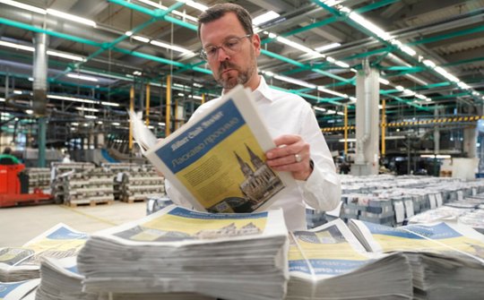 Frisch ab Presse: Chefredaktor Carsten Fiedler mit dem «Welcome»-Magazin (Bild © Kölner Stadt-Anzeiger)