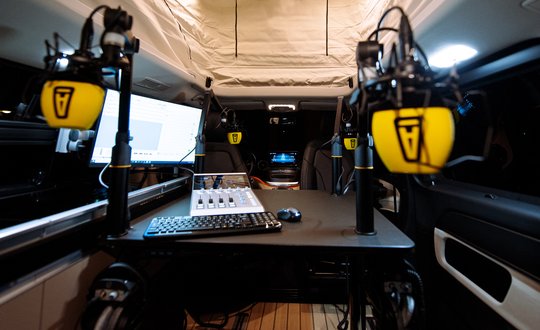 Das fahrbare Tonstudio ist in einem Mercedes installiert...     (Bild: Audiokanzlei)
