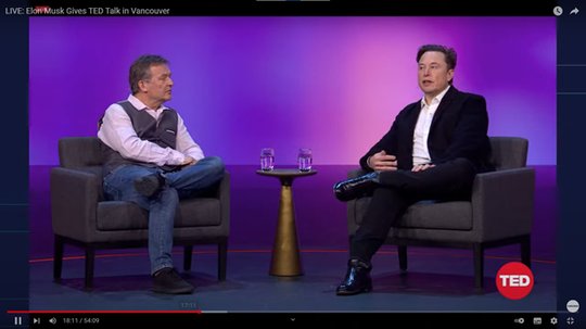 Elon Musk (r.) begründete sein Interesse an Twitter bei der TED-Konferenz in Vancouver…      (Screenshot Youtube-Kanal)