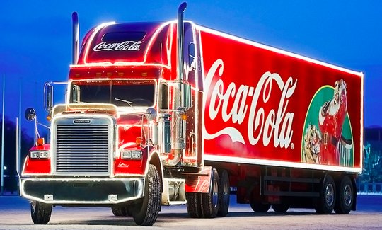 Der Werbe-Truck bleibt wegen Corona in der Garage, Baschi und Loco Escrito springen für Santa Claus ein...