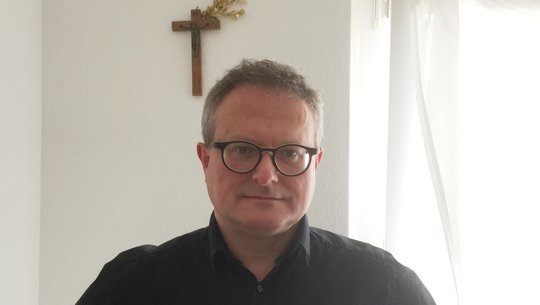 Muss wieder mal zu Kreuze kriechen: Werner De Schepper...              (Bild: kath.ch)