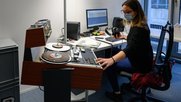 Die Archivarin Laetitia Brodard kümmert sich beim Freiburger Lokalradio um die Digitalisierung der Sendungen, die einst auf Magnetbändern aufgezeichnet wurden. (Bild zVg)