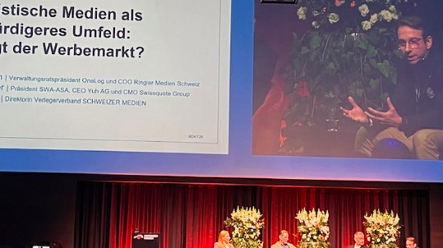 Pia Guggenbühl, Direktorin Verlegerverband, Moderator Oliver Steffen, SWA-Präsident Jan De Schepper und Markus Wirth, OneLog und COO Ringier Medien Schweiz… (Bild: Dreikönigstagung/KR)