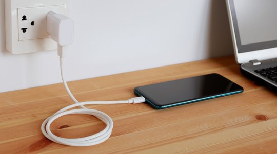 Mit dem neuen Gesetz soll die Umwelt geschont und die Nutzung von elektronischen Geräten für Verbraucher vereinfacht werden... (Bild: Adobe Stock)