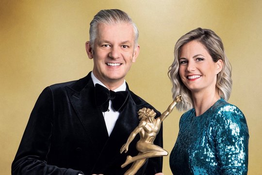 Moderationsduo für die «Sports Awards» am 11. Dezember: Fabienne Bamert und Rainer Maria Salzgeber...         (Bild zVg SRF)