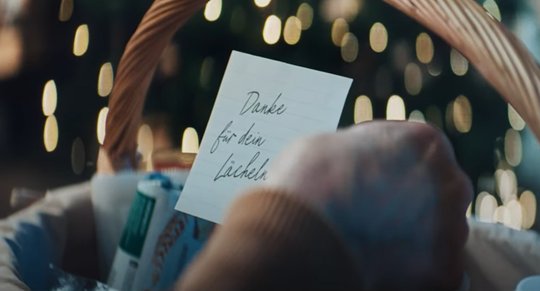 Ein Lächeln schenken, das ist das weihnachtliche Motto von Coop...(Bild: Screenshot aus dem Coop-Werbespots)