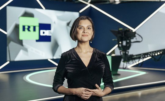 Die Frau auf der Kommandobrücke: Dinara Toktsunowa, CEO von «RT DE Productions»...   (Screenshot RT)