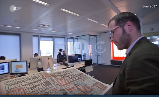 Ein Bild aus für ihn noch besseren Zeiten: Julian Reichelt 2017 zu Beginn seiner Karriere als Chef im Newsroom der «Bild»-Zeitung...   (Screenshot einer ZDF-Dokumentation)  