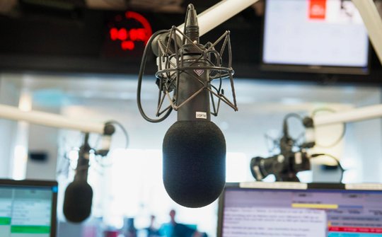 SRF interviewt hauseigene Journalisten. Und suggeriere damit eine «Expertenmeinung», kritisiert ein Zuschauer. (Bild © SRF)