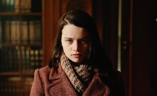 Sophie Scholl wird von der Zürcherin Luna Wedler verkörpert. Sie ist, wie Sophie Scholl vor hundert Jahren, 21 Jahre alt. (Bild © SWR/BR)