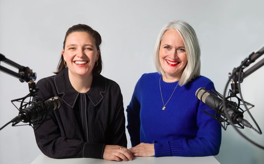 Priska Amstutz (r.), Co-Chefredaktorin «Tages-Anzeiger», und Annik Hosmann, Blattmacherin Ressort Zürich, hosten den neuen Frauen-Podcast. (Bild zVg)