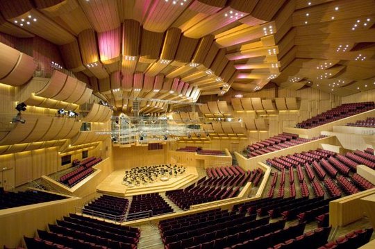In diesem Konzertsaal in Gasteig ist es nicht so eng wie in der Lebensmittelabteilung im Untergeschoss von einem Supermarkt...               (Bild: muenchen.de) 