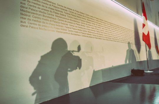 Wer 40 Prozent seiner Arbeitszeit über Bundespolitik berichtet, hat neuerdings Zugang zum Medienzentrum an der Berner Bundesgasse... (Bild: admin.ch)