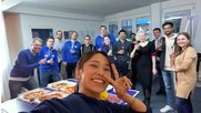 Adello feiert die neuen Mitarbeiter: Pizza-Schmaus und Teamgeist beim Willkommens-Apéro. (Bild zVg)