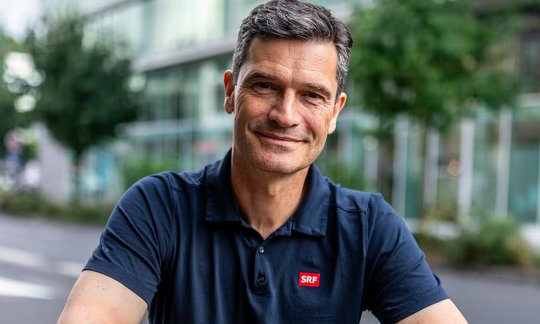 Eigentlich die Seriosität in Person: Stefan Hofmänner... (Bild: © SRF / zVg)