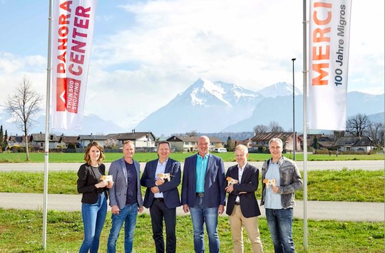 In Thun wurde der Sponsoring-Vertrag soeben unterzeichnet...   (Bild: Migros/zVg)