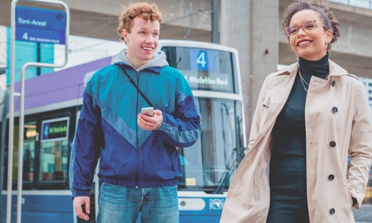 Jung und grün: Wer im Besitz eines ZVV-Netzpasses Jugend ist, kann sich mit dem Swiss-Pass-Login einklicken. (Bild zVg)