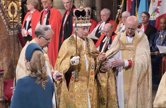 Der neue König Charles III hätte die Macht, Julian Assange aus dem Londoner Gefängnis freizulassen...           (Screenshot Krönung/BBC)