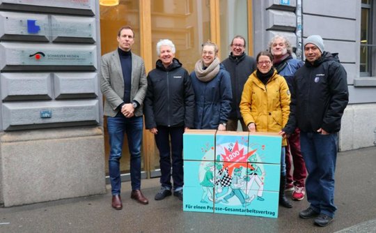 Dicke Post für den Verlegerverband: Die 1’200 Unterzeichnenden der Petition verlangen unter anderem 1’000 Franken mehr Mindestlohn. (Bild © Syndicom)