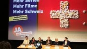 Das Überparteiliche Komitee bei der Präsentation seiner Argumente im Zürcher Kino Kosmos...                 (Foto: Klein Report) 