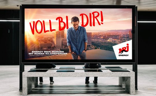 Morgenstund hat Gold im Mund: Energy-Moderator Roman Kilchsperger frühmorgens über den Dächern von Zürich. (Bild zVg)