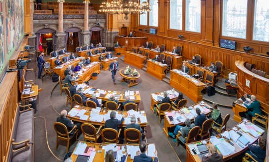 Download und Streaming von Software, Apps, Filmen und Musik soll künftig auch unter die Mehrwertsteuerpflicht fallen. (Bild © parlament.ch)