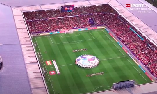 Die Heim-Niederlage im ausverkauften Wankdorfstadion in Bern bescherte SRF am Freitagabend einen Marktanteil von 76,5 Prozent... (Bild: Screenshot SRF)