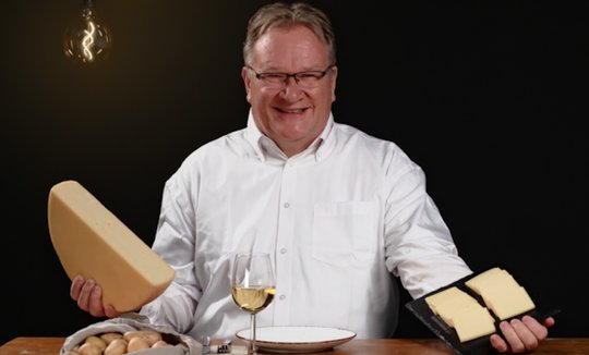 Walliser Gemütlichkeit mit Liedermacher Z’Hansrüedi Zbinden: Ceres Media fährt neu die Kampagnen von Raclette du Valais AOP... (Bild zVg)