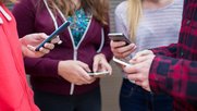 Mädchen steigen früher auf neuen Netzwerken ein als Jungen und werden damit zu Trendsetterinnen. Aktuell nutzen sie TikTok und Pinterest deutlich stärker…          (Bild: ZHAW)