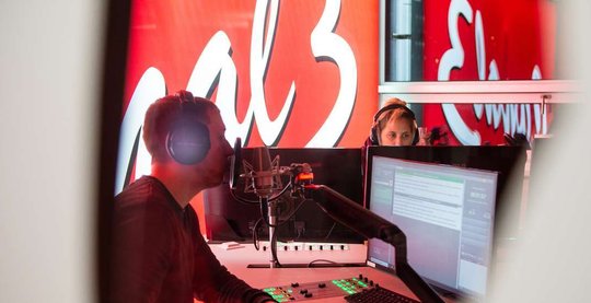 Canal 3 französisch und RJB (La Radio du Jura Bernois) werden unter dem Sendernamen RJB das gleiche Programm ausstrahlen…      (Bild: Ajour.ch)