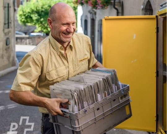 Auf der Webseite der Post werden die Zusteller noch gut gelaunt dargestellt...           (Bild: Webseite Post) 