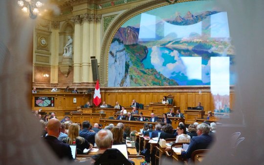 Mit überwältigendem Mehr von 151 zu 33 Stimmen zerpflückte die grosse Parlamentskammer die Sparpläne von Post-Minister Albert Rösti... (Bild: © Post)