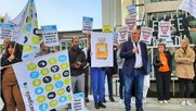 Unter dem Banner der hauseigenen Zeitungen «Tribune de Genève» und «24 heures» protestierten am Montag Tamedia-Mitarbeitende in Lausanne. (Bild © Syndicom)