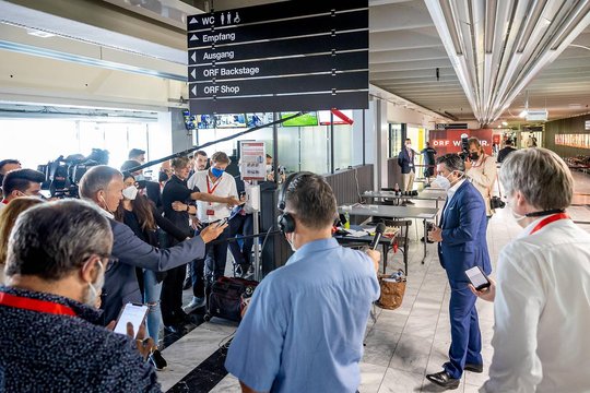 Grosses Medieninteresse für den neuen Chef Roland Weissmann beim öffentlich-rechtlichen Fernsehen...                 (Bild: ORF)