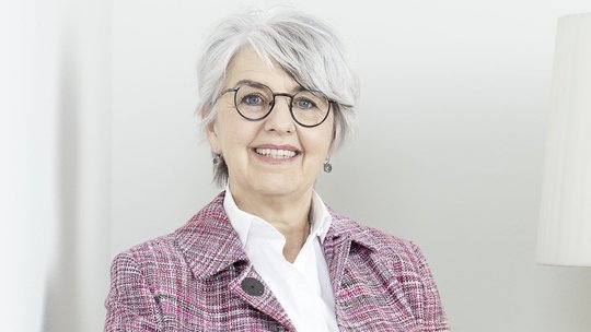 Die Innenministerin lud Behörden und Privatwirtschaft nach Bern… (Bild: © admin.ch)