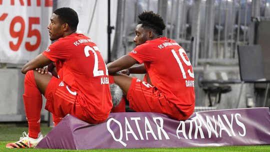 Der FC Bayern München sitzt auf einem dicken Finanzpolster. Eine wachsende Fangruppe tut sich aber schwer mit der Herkunft des Sponsoring-Geldes...              (Bild: Qatar Airways)
