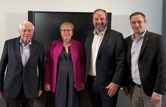 Besitzer der Robinvest AG Christoph Blocher, Rahel Blocher, Verwaltungsratspräsidentin der Zeitungshaus AG, IMG-VRP Olivier Chuard und IMG-CEO Yves Kilchenmann (r.)...    (Bild: zVg)
