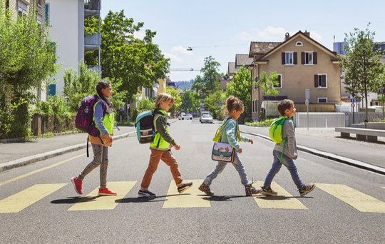 Der neue Slogan «Luege, Brämse, Halte» für die Autofahrer greift den Merkspruch «Warte, luege, lose, laufe» auf, den Kinder seit vielen Jahren lernen... (Bild: © TCS)
