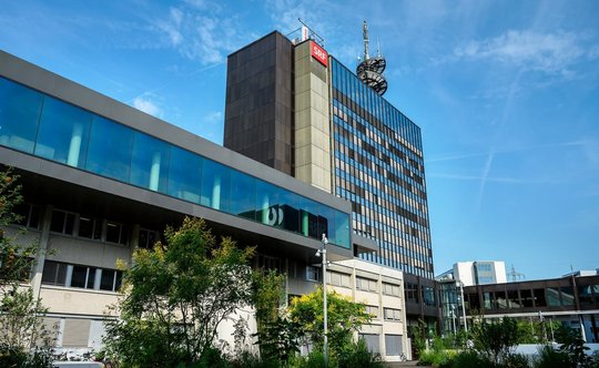 Beim SRF sind immer noch mehr männliche Experten und Gäste das Geschehen am einordnen... (Bild: Oscar Alessio/SRF)