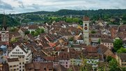 321 Plakatflächen auf öffentlichem Grund; 10 Flächen werden in digitale City-E-Panels umgebaut...                   (© Wikip.)